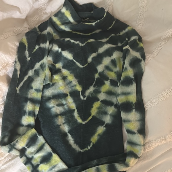 Free People Retro 70’s Tie Dye Turtle Neck Green long sleeve - Picture 3 of 4